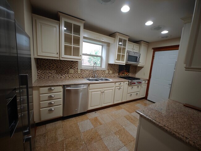 Foto del edificio - 821 E 1st St