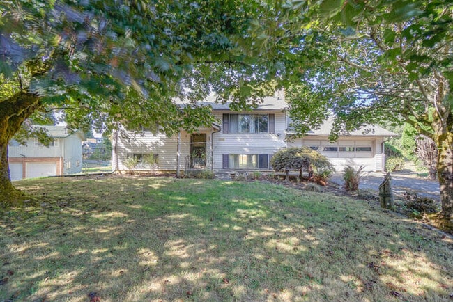 Foto del edificio - FOUR BEDROOM SPLIT LEVEL IN SALMON CREEK