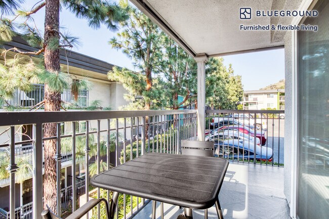Foto del edificio - 3640 Barham Blvd