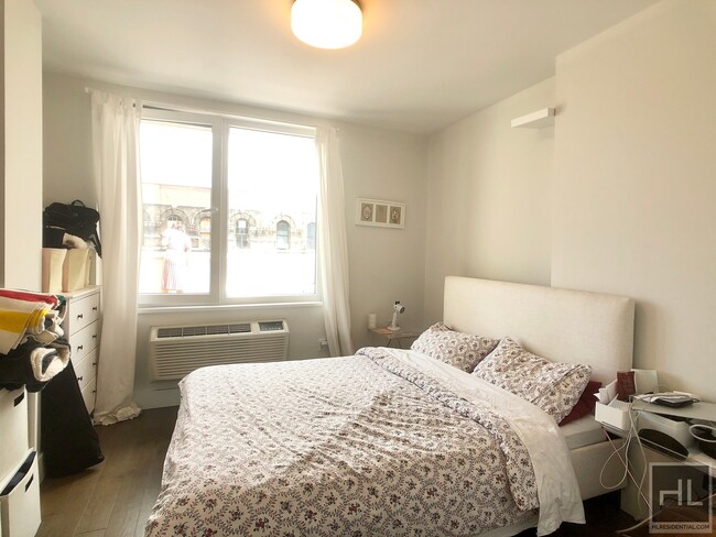 Building Photo - Private roof deck - 1bed/1bath