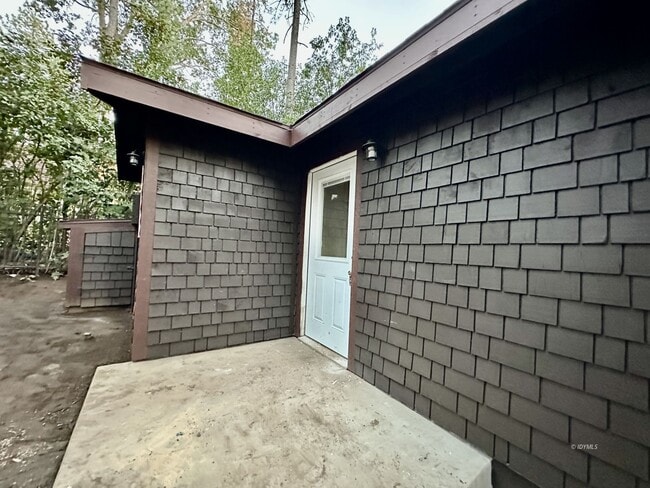 Building Photo - Open Bedroom Cabin in Town