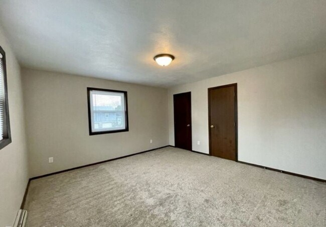 Foto del edificio - 1352/1354 W. Hiawatha Drive