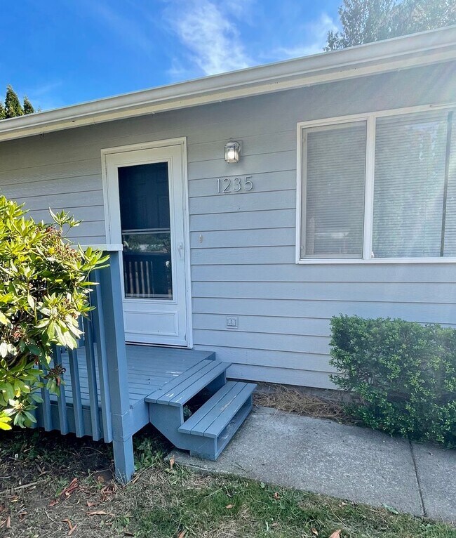 Building Photo - MOVE IN BEFORE 9/30 & GET 1/2 OFF A FULL M...