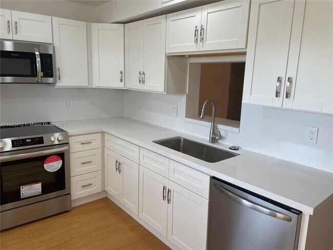 Building Photo - 2103 Lucaya Bend