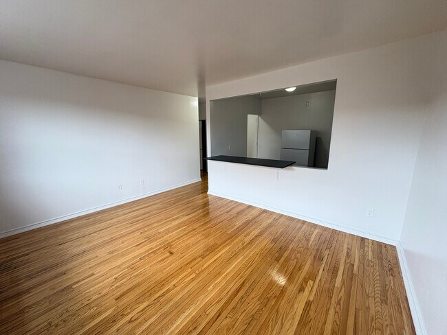 Building Photo - Spacious 2 Bedroom Steps to Upper James