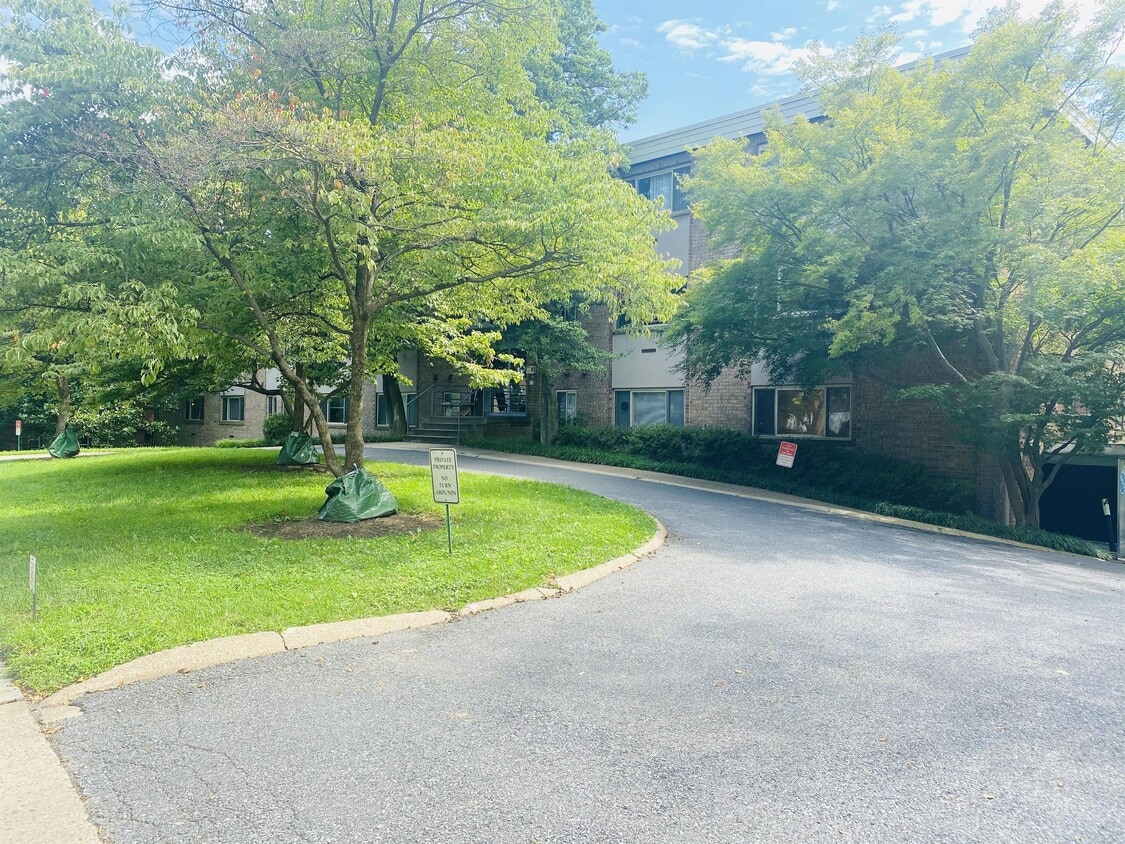 Photo - 4570 MacArthur Blvd NW (Washington, DC)