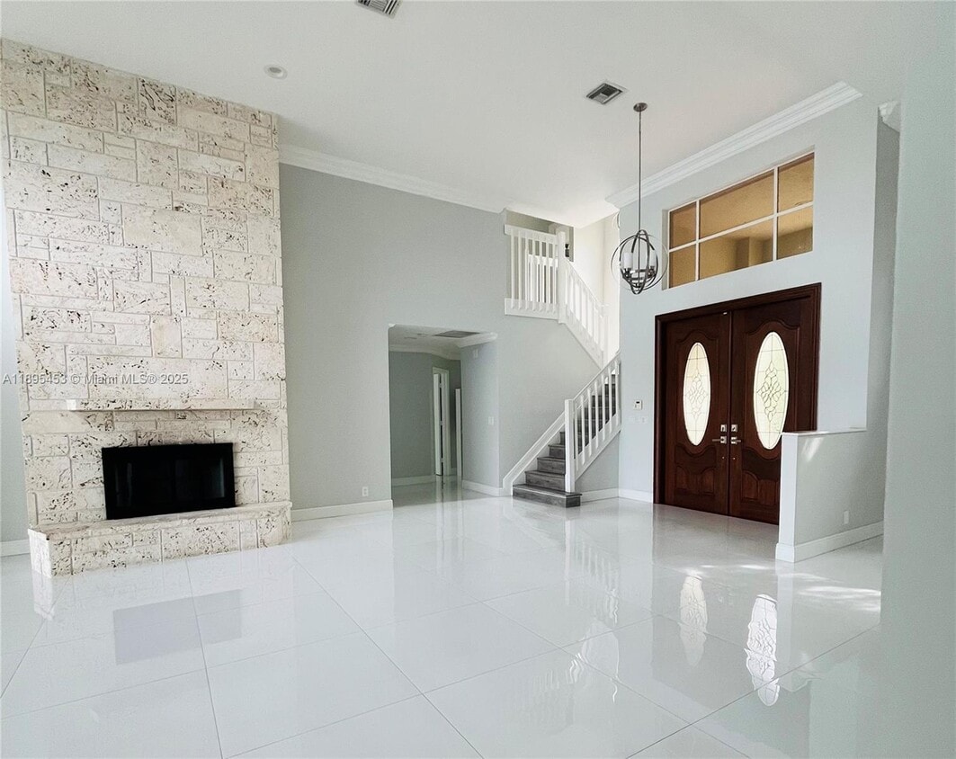 Foto principal - 1243 Manor Dr S