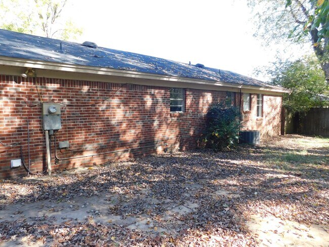 Foto del edificio - 3135 Briarwood Dr