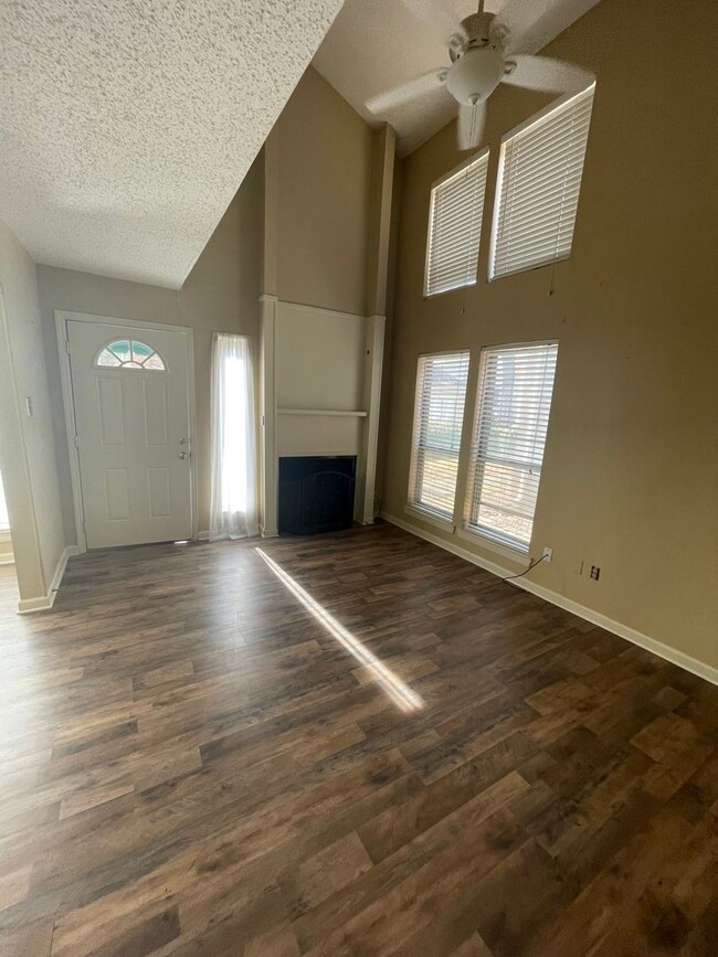 Building Photo - 3BD/2BA Condo located on the Germantown/Me...