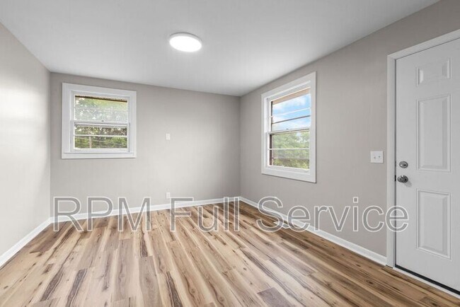 Foto del edificio - 895 W Sharpe Avenue