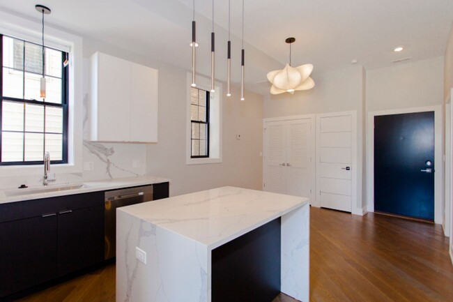 Foto del edificio - Luxury 1 Bed in Neighborhood Walk-Up Building