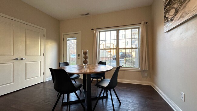Foto del edificio - Amazing Location - Downtown Modern Living: 4 Bed 4 Bath!