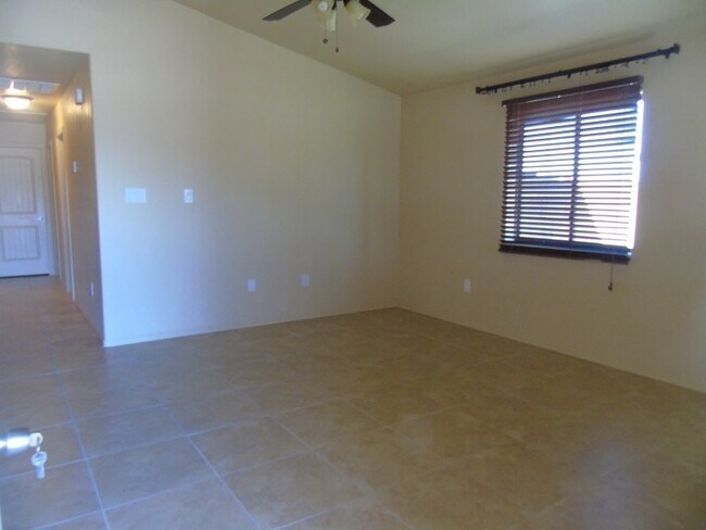 Building Photo - Newer 3 bedroom 2 bath home is West Yuma