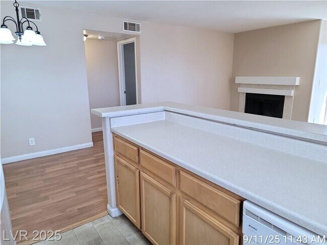 Foto del edificio - SE / SUNRISE MANOR 2ND FLOOR UNIT IN GATED COMMUNITY!