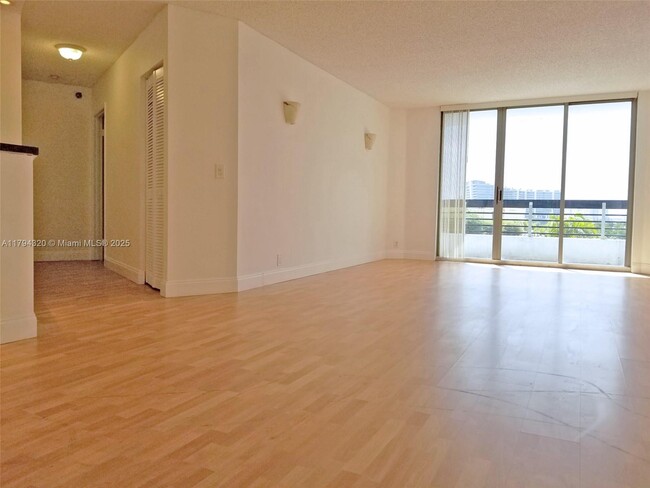 Foto del edificio - 3400 NE 192 St