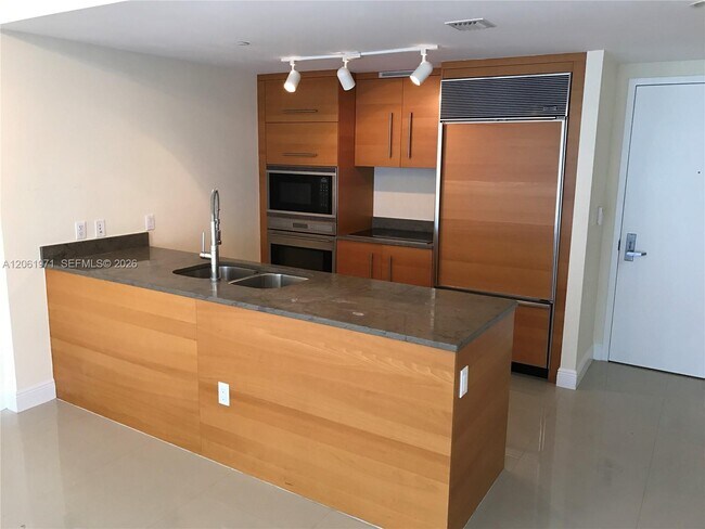 Building Photo - 475 Brickell Ave