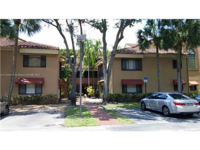 Foto principal - 15525 N Miami Lakeway