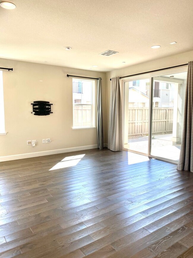 Building Photo - 5 br, 3 bath House - 1910 Cannery Loop
