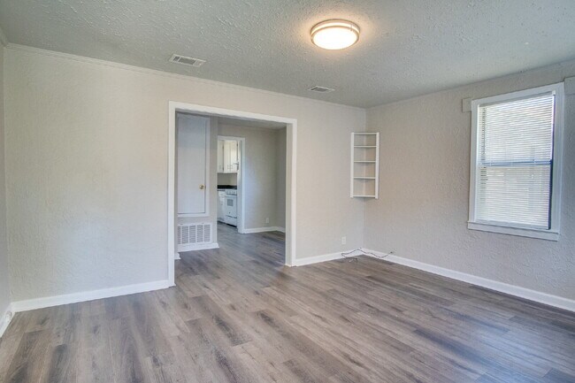 Foto del edificio - Central Pensacola 2BR Home with Fenced Yard, Updated Interior & Immediate Availability