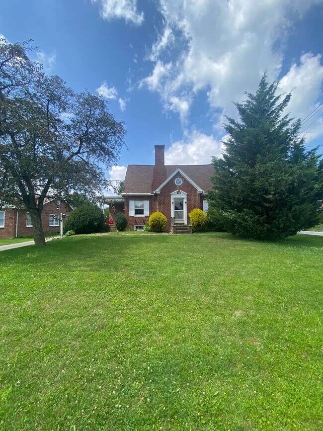 Building Photo - Amazing Cap Cod with 2 BR/ 1.5 BA and Bonu...