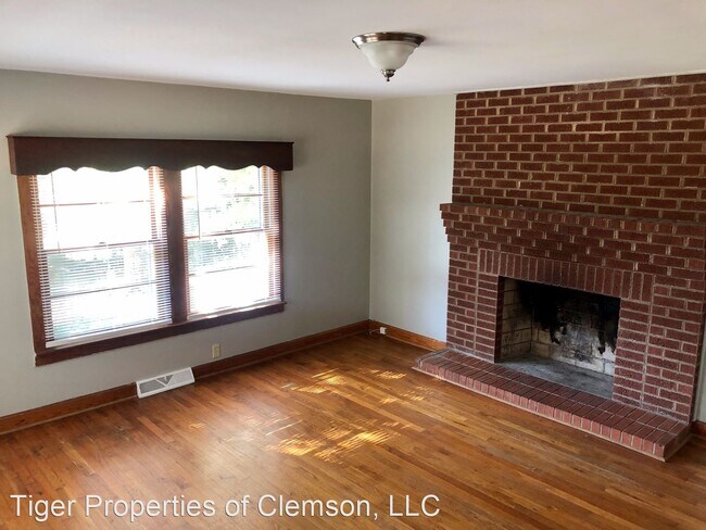 Building Photo - 3 br, 1 bath House - 249 Old Six Mile Rd