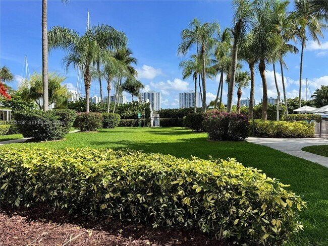 Foto del edificio - 3610 Yacht Club Dr