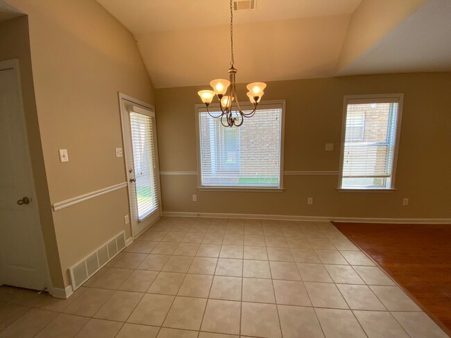 Building Photo - ADORABLE TWO STORY HOME IN GREAT LOCATION!