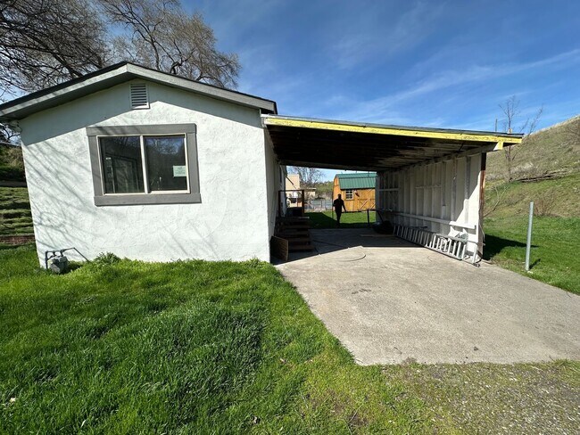 Foto del edificio - 4 bedroom 2 bath home on dead end street