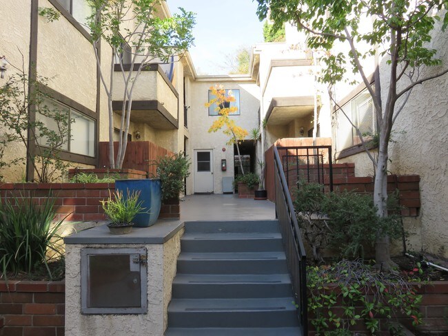 Foto del edificio - 3353 Shelby Dr