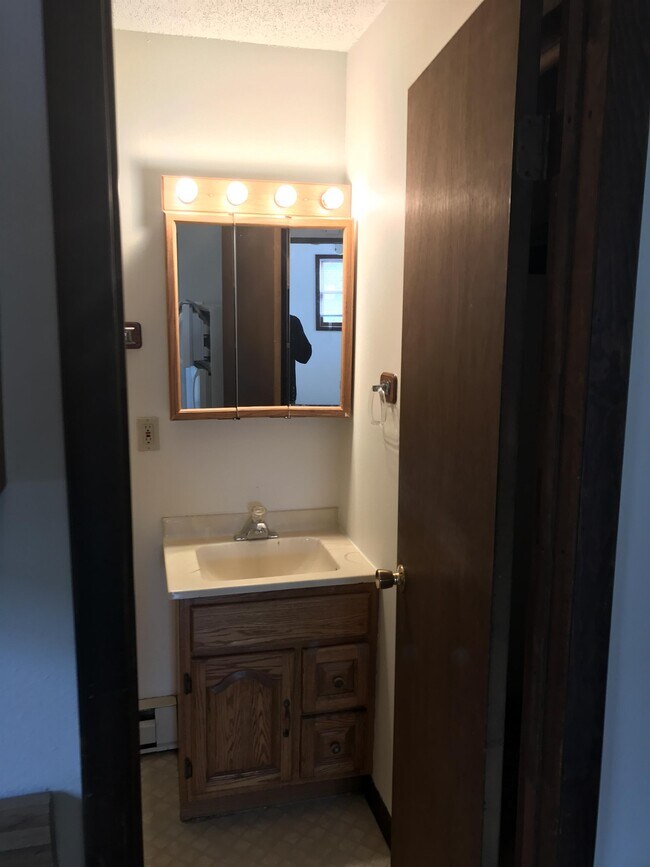 706 W 1st St Unit C, Dixon, IL 61021 Room for Rent in Dixon, IL