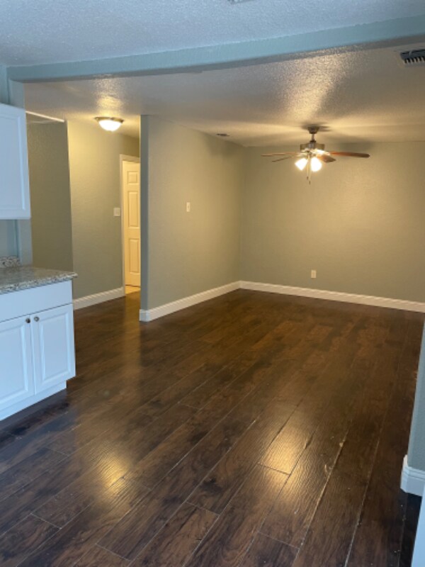 Foto del edificio - 1718 Commercial Ave