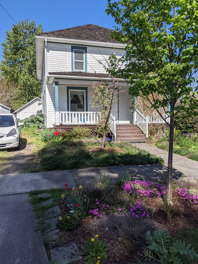 Traditional front porch - 540 NW 14th St