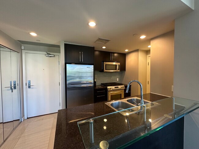 Photo du bâtiment - 706-638 Beach Crescent