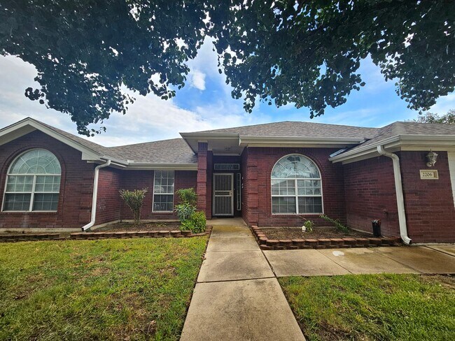 Building Photo - 4 BEDROOM AVAILABLE NOW!