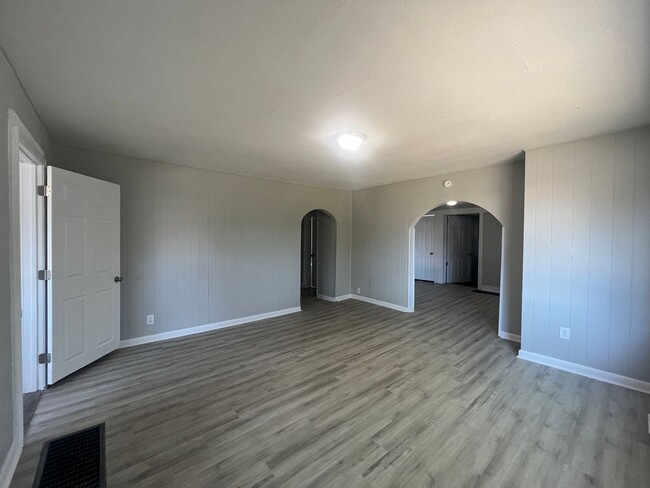 Building Photo - New Year, New Home Special !!!! $200 OFF -...