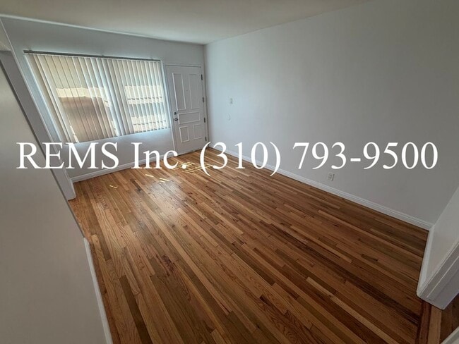 Building Photo - 938 S Oak St