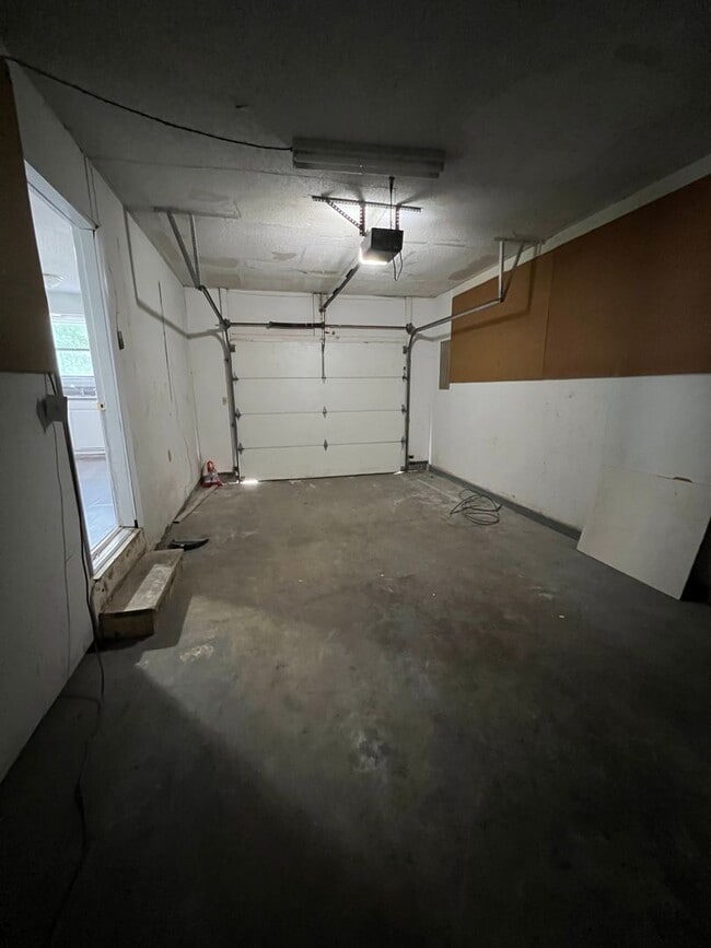 Building Photo - Available Now 3 bedroom 1.5 bathroom 1 car...