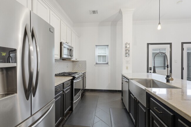Building Photo - 9419 Stonehouse Ln