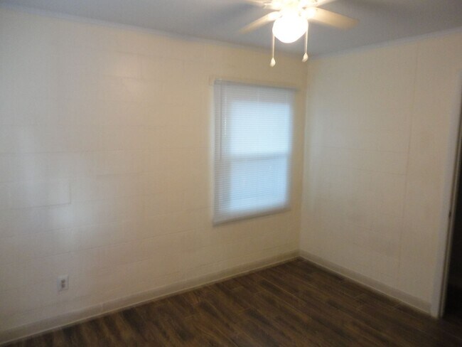 Foto del edificio - Nice recently Remodel 2 bedroom/1 bath duplex