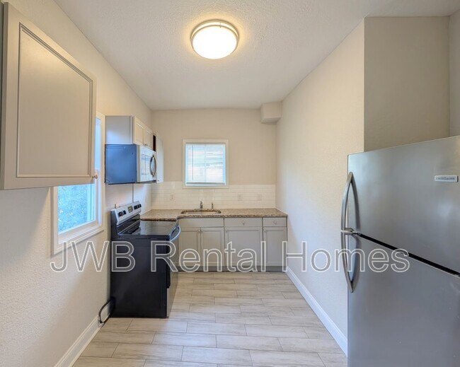 Foto del edificio - 451 E 1st St
