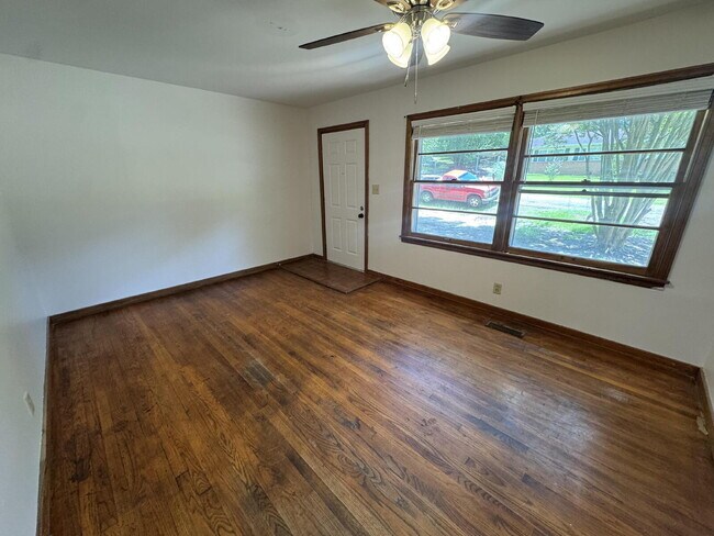 Foto del edificio - 3-Bedroom, 1 Bath Home Close to Downtown & MSU