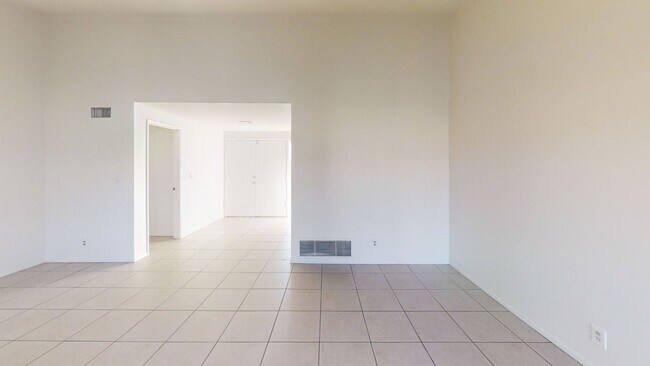 Foto del edificio - Charming 3-Bedroom, 2-Bath Home in Prime Orange Location