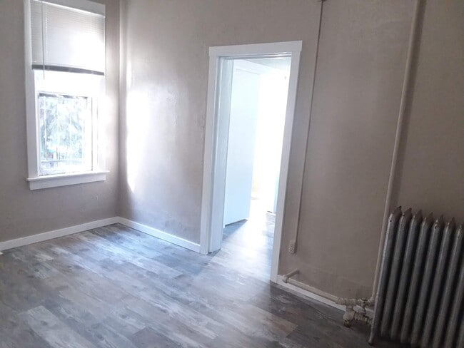 Building Photo - Cap Hil Adorable 1 Bedroom Available Now!