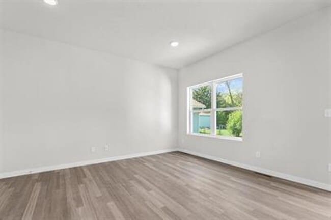 Building Photo - VIDEOTOUR: Newer Townhouse located in Neenah! PETS WELCOME