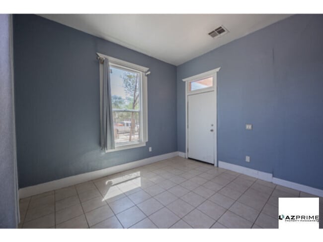 Building Photo - Charming 2/1 Apartment unit in the Heart o...