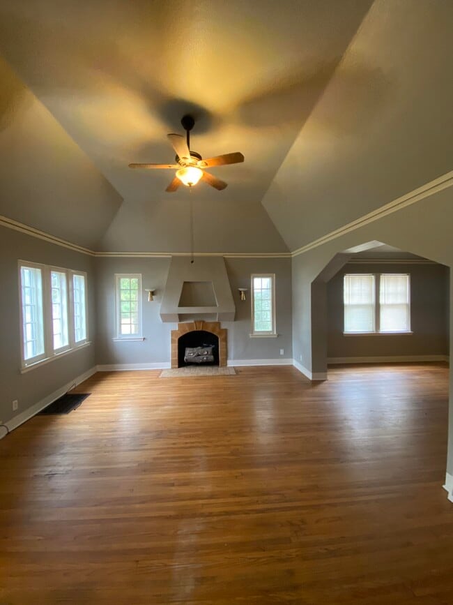 Building Photo - 22 E Woodrow Pl