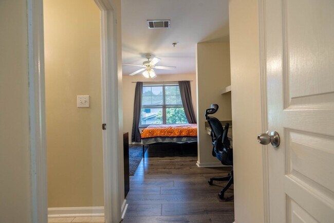 Foto del edificio - 2 Bedroom at the Woodlands Available NOW
