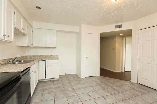 Building Photo - 3215 Silverside Dr