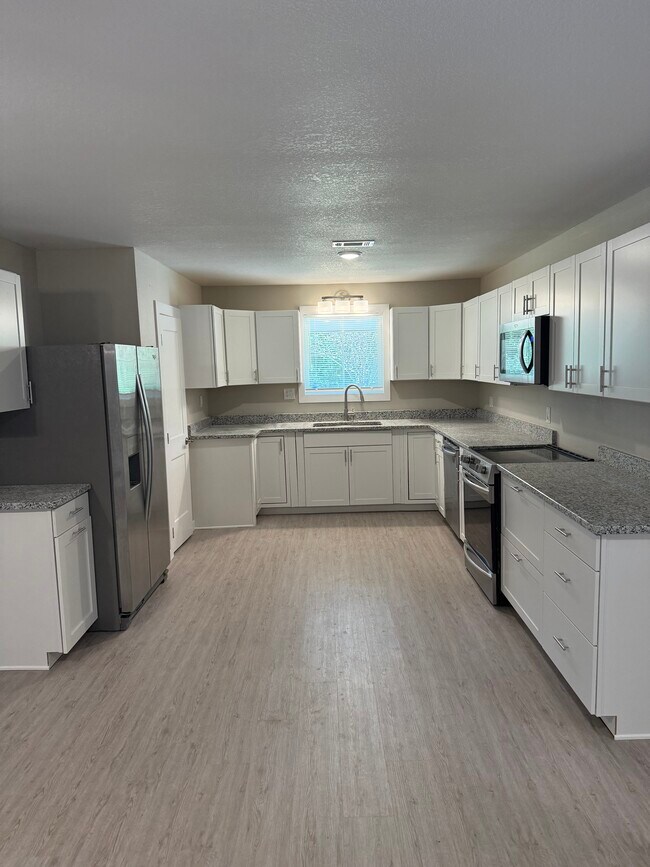 Foto del edificio - 9652 Cove Ave