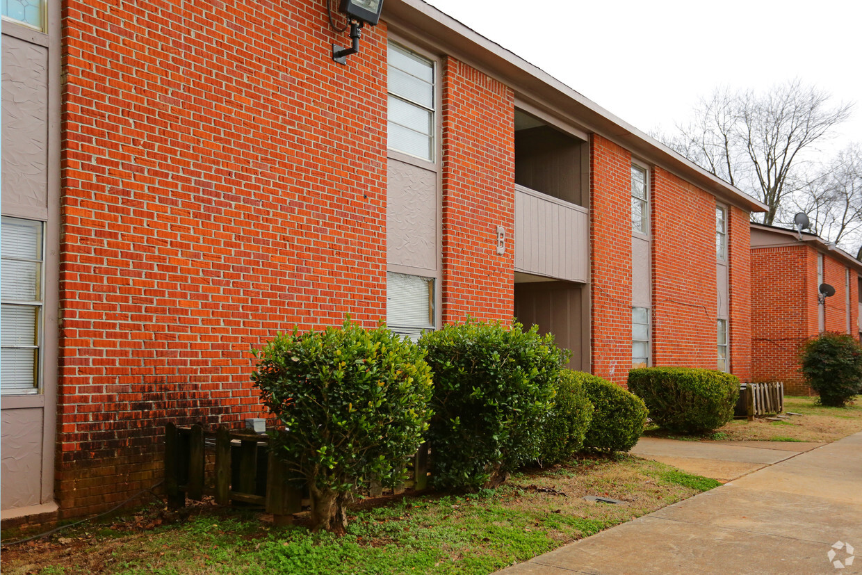 Primary Photo - Hacienda Apartments